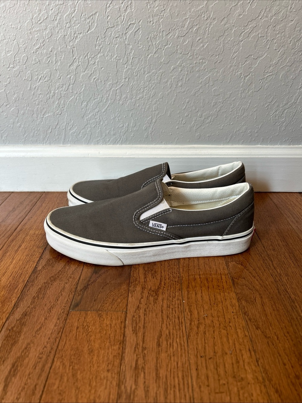 Vans Sneakers Skate Shoes Slip On Women’s Size 9.5 Gray
